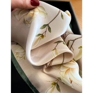Écharpe élégante en soie avec motif de magnolia et bordure verte pour femme