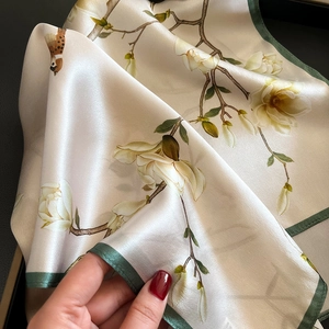 Écharpe en soie avec imprimé magnolia et oiseau, bordure verte et drapé élégant