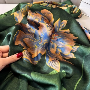 Eleganter dunkelgrüner Seidenschal mit lebhaftem Lotus-Blumendruck und Glanz