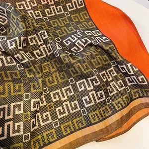 Elegante sciarpa jacquard con motivi a meandro vintage e design geometrico retrò