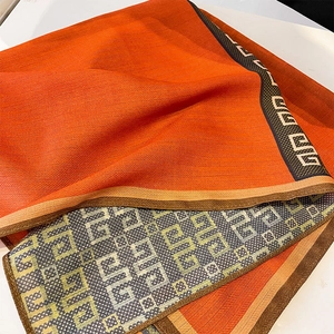 Foulard donna arancione e grigio con motivo geometrico 4G e pregiata trama a saia