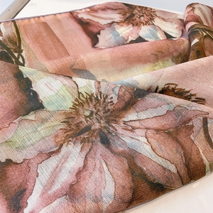 Eleganter Seidenschal mit Blumenmuster und Fischgrätwebung für Damen in Rosa