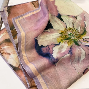 Eleganter lilafarbener Seidenschal mit Blumenmuster, Fischgrätgewebe und feinen Rollkanten