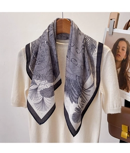 Détail d'un foulard élégant à imprimé plumes noir et blanc avec texture coton et lin