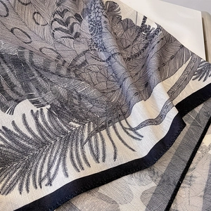 Foulard imprimé de 68 cm avec motifs de plumes noires et feuilles sur fond crème