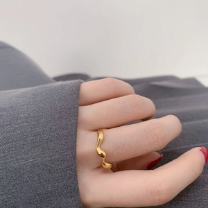 Minimalist gold wavy ring with lava streamline design for a modern aesthetic jewelry look
