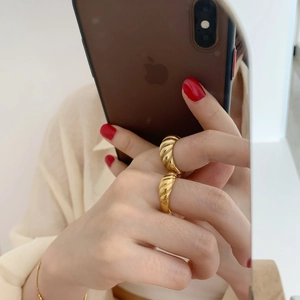 Bagues dorées torsadées de style minimaliste et vintage pour un look chic