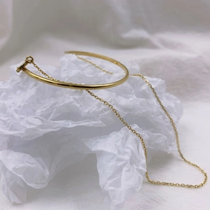 Minimalist 18K gold plated bangle featuring a delicate chain detail on white background