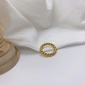 Elegant gold-plated twisted rope ring in polished stainless steel for women fashion
