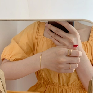 Ensemble minimaliste bague géométrique ouverte en acier titane doré et bracelet fin