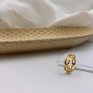 Bague chaîne dorée minimaliste au design géométrique moderne à maillons évidés