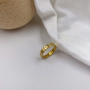 Minimalist wide gold ring featuring interconnected heart patterns and hollow chain design