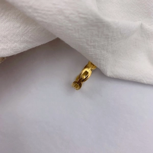 Bague chaîne dorée pour femme au design géométrique ajouré et style minimaliste