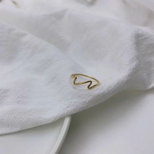 Minimalist 18k gold plated titanium steel wavy ring with heartbeat pattern on fabric
