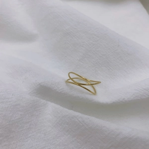 Minimalist double-layered gold ring with a cross-over infinity design for women