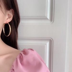 Boucles d'oreilles créoles dorées larges pour femmes avec finition miroir poli minimaliste