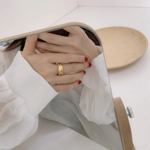 Irregular double-layer wavy gold ring with polished minimalist design for women