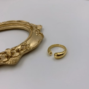 Bague ouverte minimaliste en acier inoxydable plaqué or avec finition miroir poli