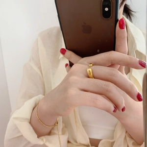 Bague ouverte minimaliste en acier inoxydable doré au design épuré et moderne pour femme