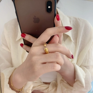 Selfie miroir montrant une bague ouverte réglable en plaqué or poli sur le doigt