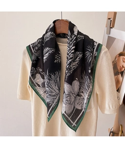 Détail du carré de soie à imprimé floral tropical suspendu sur un cintre en bois