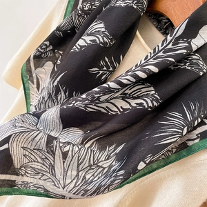 Carré de soie aux motifs de feuilles tropicales noires et blanches et bords verts