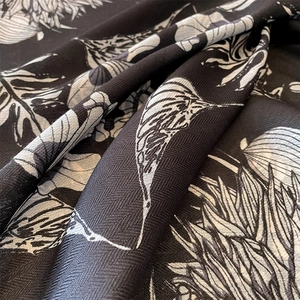 Foulard vintage noir en soie avec motif de feuilles blanches et texture en chevrons