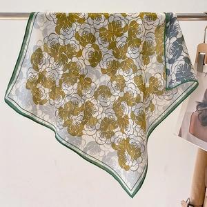 Elegante foulard quadrato con stampa floreale di rose gialle e verdi appeso