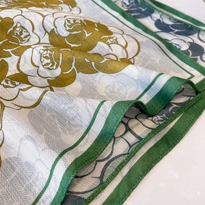 Foulard quadrato in seta con rose dorate, bordo verde scuro e trama in twill lucido