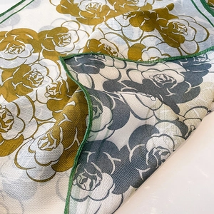 Elegante foulard quadrato 68cm con motivo floreale giallo e trama in twill di seta