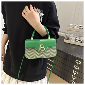 Borsa a tracolla verde in pelle con fibbia dorata B e trama a spina di pesce elegante