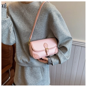 Kleine rosa Umhängetasche aus Leder mit Litschimuster und metallischer Schnalle