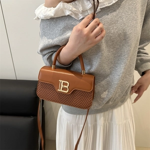Borsa a tracolla marrone chic con logo B dorato e trama a spina di pesce strutturata