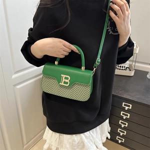 Borsa a mano intrecciata verde e beige con fibbia a B dorata mostrata in interni moderni