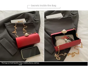 Détail du sac de soirée cylindrique rouge avec fermoir perle dorée et vue sur la capacité intérieure
