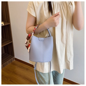 Lavendel Eimer-Handtasche aus Leder mit floralem Seidentuchgriff und Schultergurt