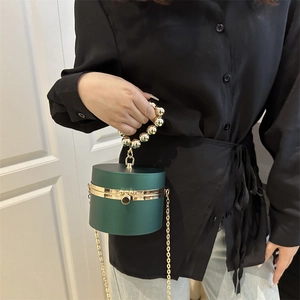 Bolso de noche cilíndrico verde oscuro con asa de cuentas doradas y cadena larga