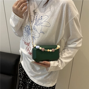 Σκούρο πράσινο ακρυλικό τσαντάκι clutch με χρωματιστή λαβή από χάντρες και αλυσίδα ώμου