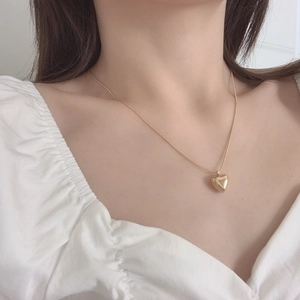 Heart Pendant Necklace Gold Titanium Steel Minimalist Snake Bone Chain Clavicle Neckpiece For Women Light Luxury Aesthetic