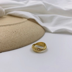 Minimalistischer goldener Kordelring mit strukturierter Metallketten-Optik