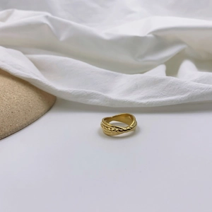 Detail eines gold geflochtenen Kettenrings mit klassischem minimalistischem Metalldesign