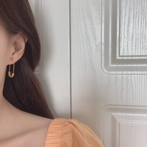 Boucles d'oreilles épingle de sûreté dorées minimalistes pour un look tendance