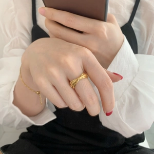 Minimalistischer goldener Ring im gedrehten Seildesign mit passendem Kettenarmband