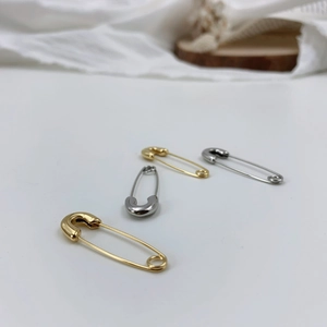 Boucles d'oreilles épingle à nourrice minimalistes en or et argent sur fond blanc