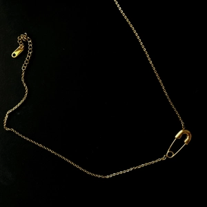 Collana minimalista con ciondolo a spilla da balia dorata e catena sottile regolabile