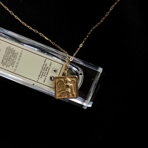 Élégant collier en or 18 carats avec pendentif carré motif ange en relief