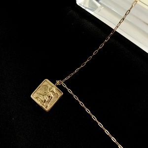 Collier Pendentif Ange En Relief Plaqué Or Acier Titane Plaque Carrée Chérubin Sculpté Bijoux Rétro Pour Femmes