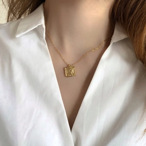 Collier avec pendentif ange en or 18K et maillons rectangulaires de style italien rétro