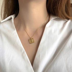 Collier pour femme avec pendentif carré ange en or 18 carats et chaîne minimaliste dorée