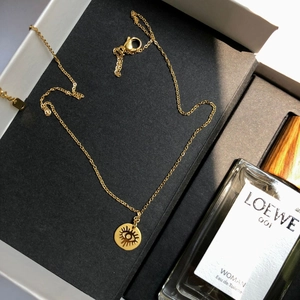 Elegante collana greca Evil Eye in oro presentata in una lussuosa confezione regalo